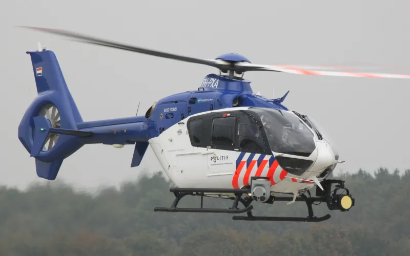 Politiehelikopter PH-PXA Eurocopter EC135 P2+ (POLICE01) tijdens surveillance boven Nederlandse stad